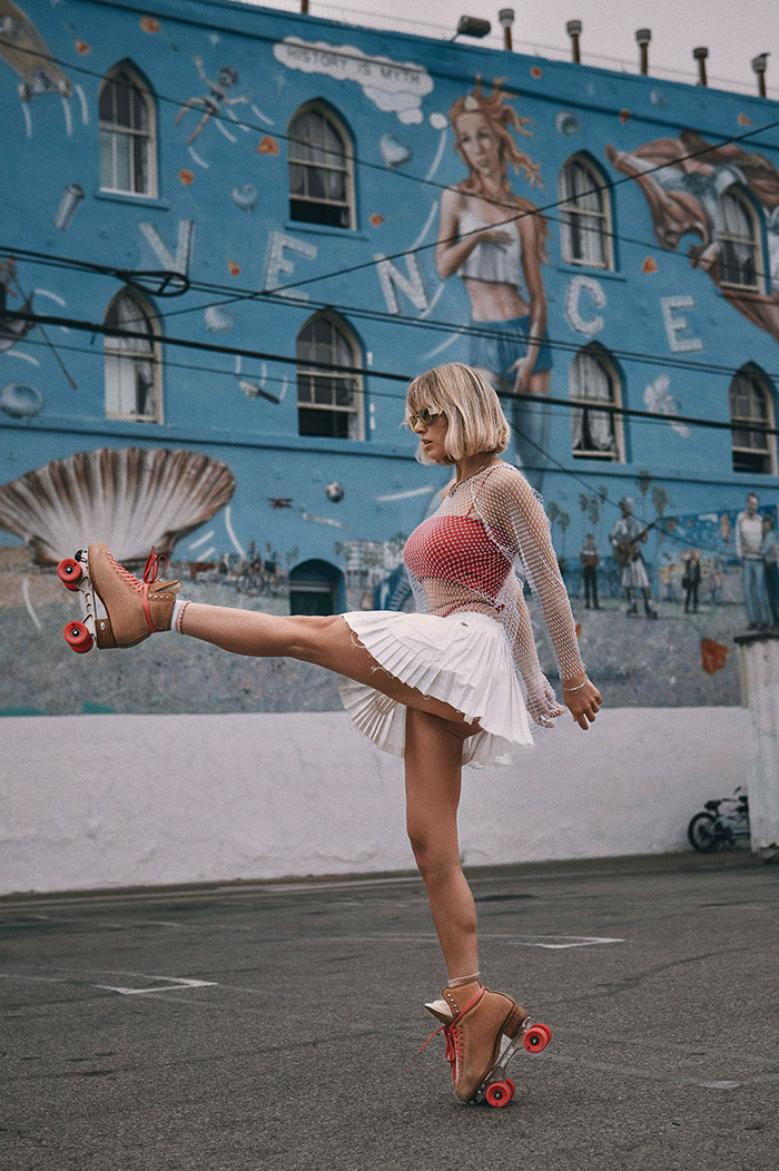 700
