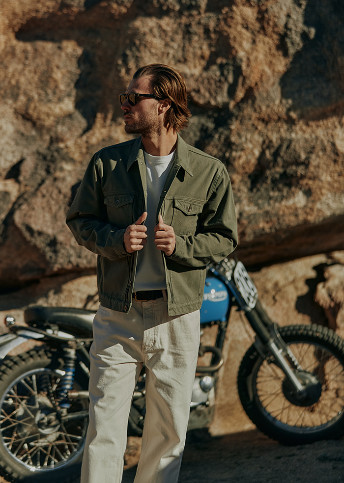 700
