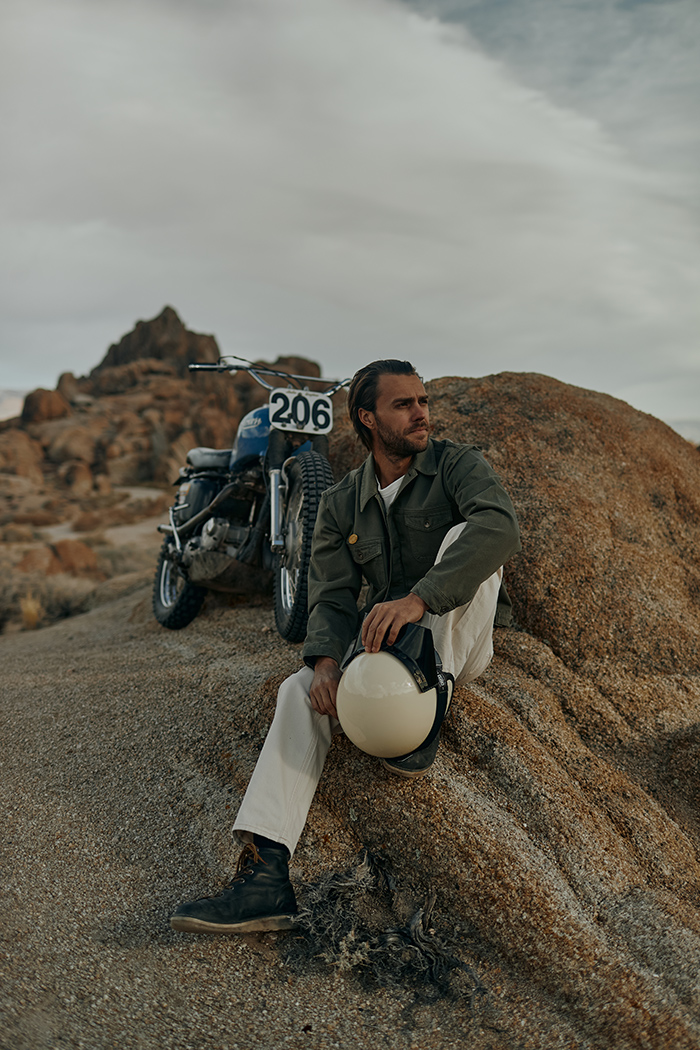 700